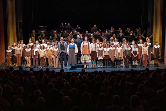 Die Jungen Stimmen als Kuchenkinder an der Weihnachtsgala 2025 («Hänsel und Gretel»)
